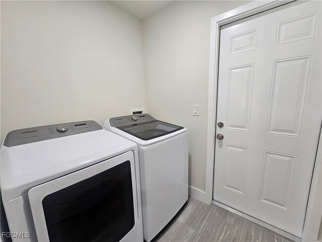 Building Photo - 874 Apartment St