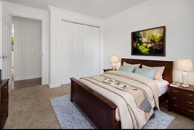 Building Photo - Luxurious home with tasteful updates throu...
