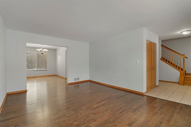 Building Photo - 1462 Glen Ellyn Rd