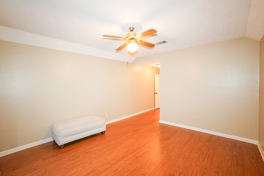 Building Photo - 325 Mockingbird Ln