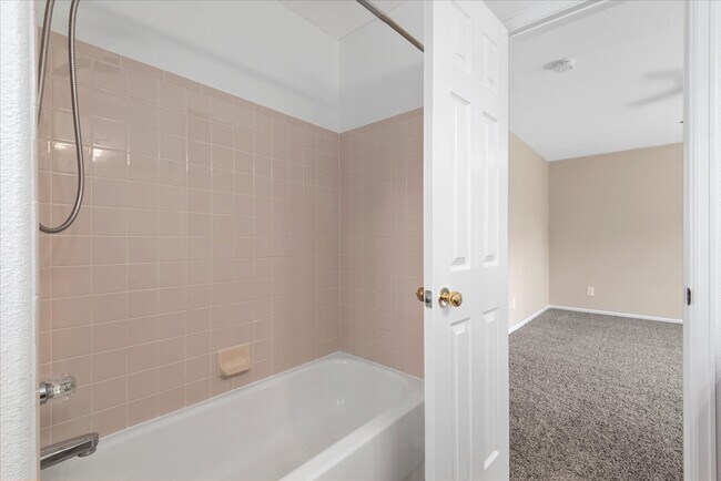 Building Photo - 9320 Cove Creek Dr