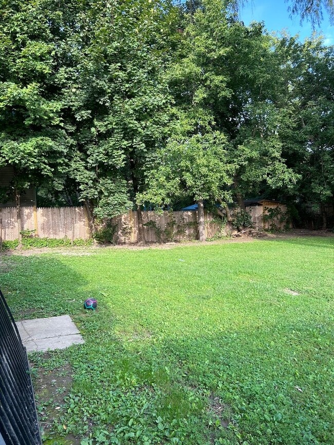 Building Photo - Lovely Home! Spacious home! Large front & back yard! Garage!