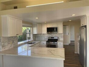 Building Photo - 2415 Levante St