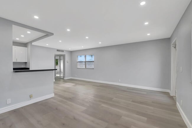Building Photo - 171 Monaco Way
