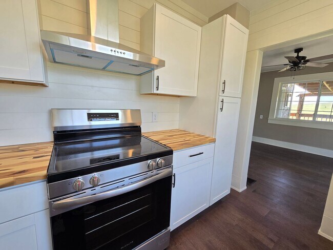 Building Photo - 2 Bedroom Ranch home- HORSES ALLOWED