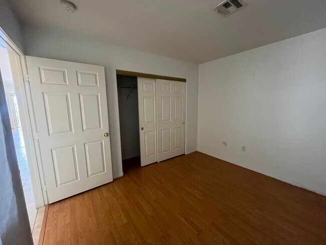 Building Photo - Sunny 2-Bed, 2-Bath in gated community!