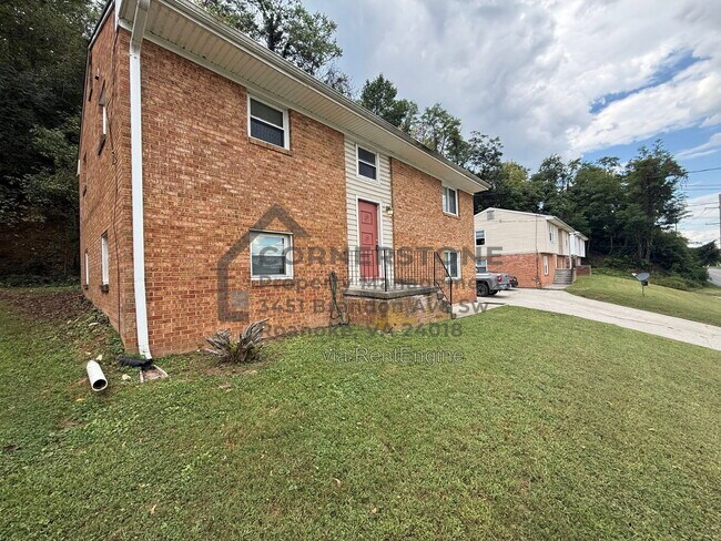 Building Photo - 711 Riverland Rd SE