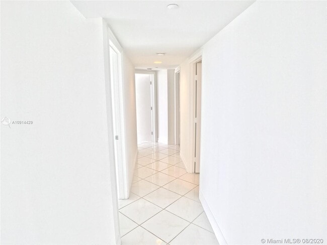 Building Photo - 16400 Collins Ave