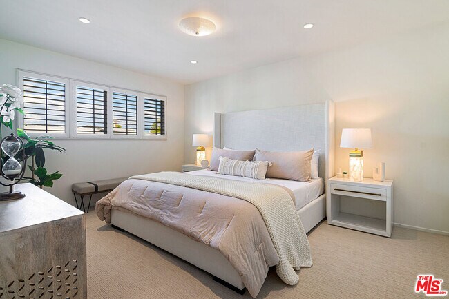 Building Photo - 344 S Doheny Dr