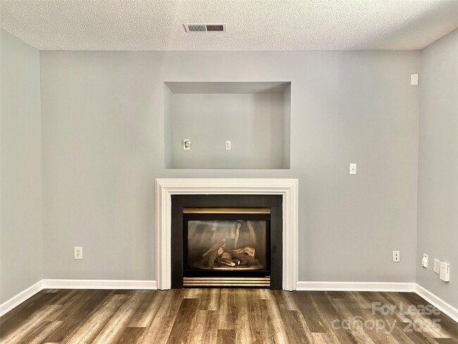 Building Photo - 6033 Briggs Dr