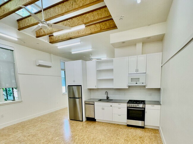 Building Photo - Bright Live-Work Studio with Tall Ceilings...