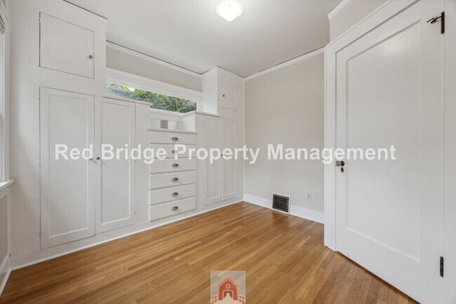 Building Photo - 2619 NE Flanders St