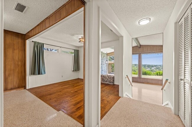 Building Photo - 6501 Mesa Dr