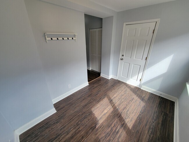 Building Photo - 4849 N Sawyer Ave