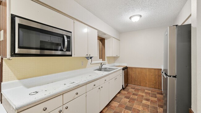 Building Photo - 140 Cloverleaf Dr