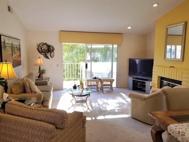 Building Photo - 319 Vista Royale Dr