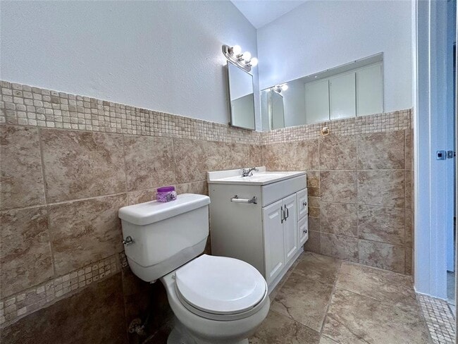Building Photo - 6200 Palm Cir