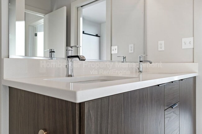 Building Photo - 1860 N Hamilton St