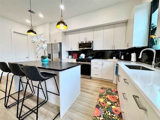 Building Photo - 225 Noras Ln