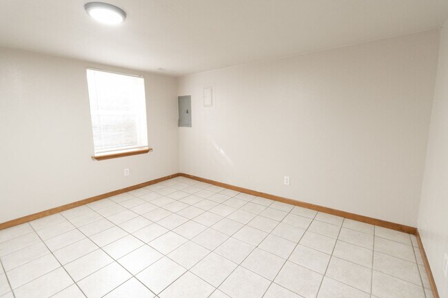 Building Photo - 5 Bed 2 Bath House