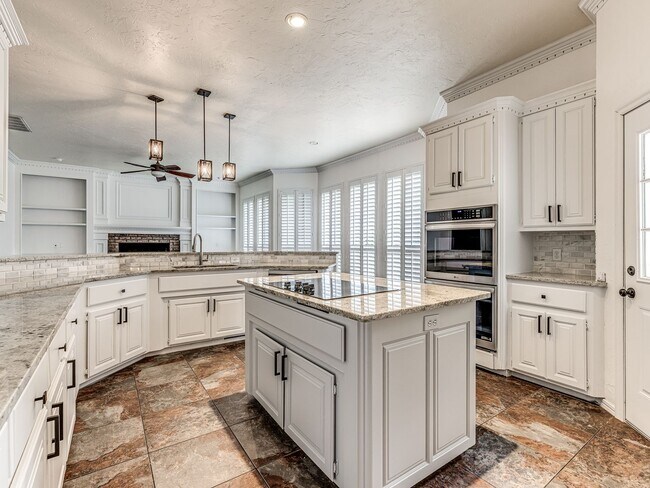 Building Photo - Spacious Home + East Edmond + 4 bedrooms + Fox Lake