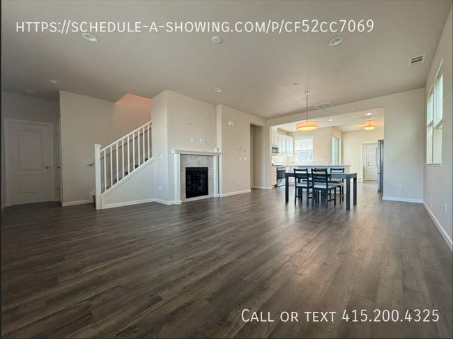 Building Photo - 3 Bed 2.5 Bath Available NOW!!! 2 Car Gara...