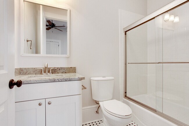 Building Photo - Private Porch - 1BR/1BA Newly Renovated 1 block to Streetcar