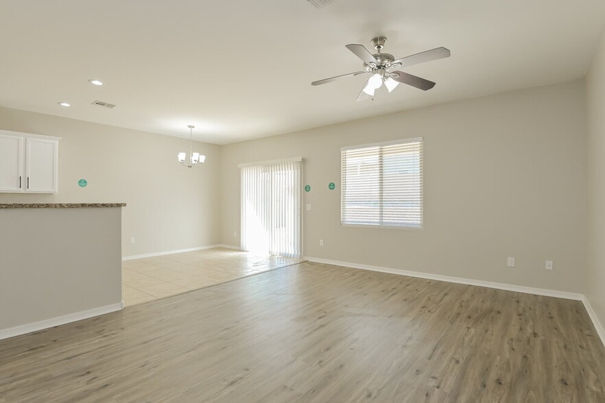 Building Photo - 8237 W Kittiwake Ln