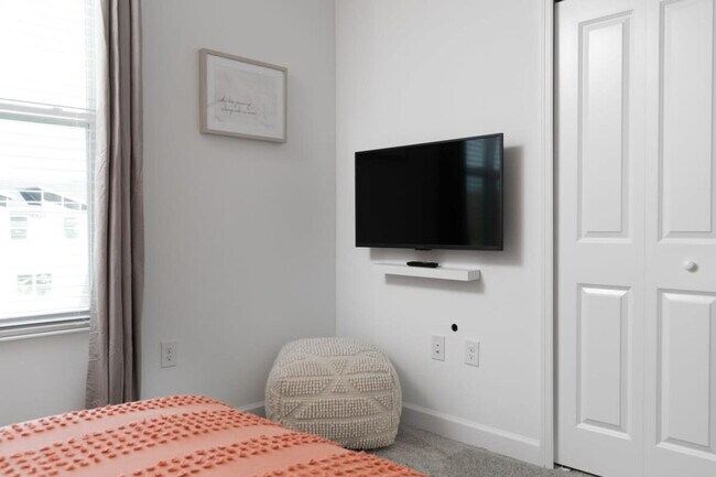 Building Photo - 4290 Paragraph Dr