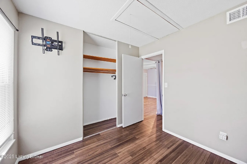 Building Photo - 7520 Blue Wing Dr