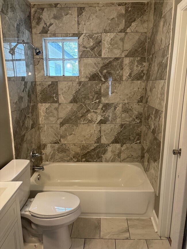 Building Photo - 1495 Marianna St