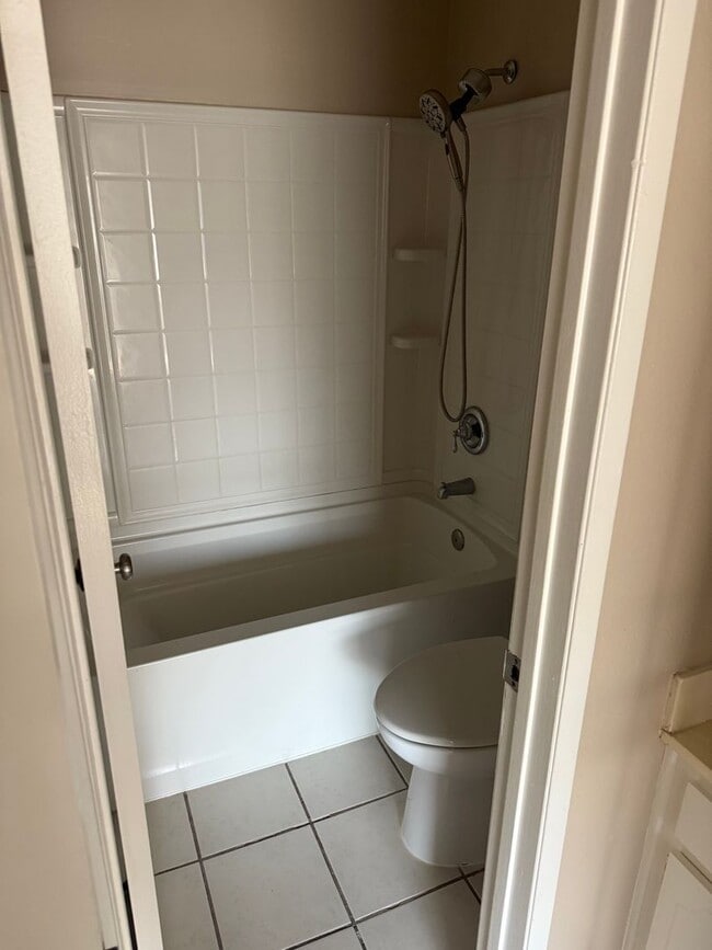Building Photo - 2 Bedroom 1.5 Bath Beautiful Townhome in E...