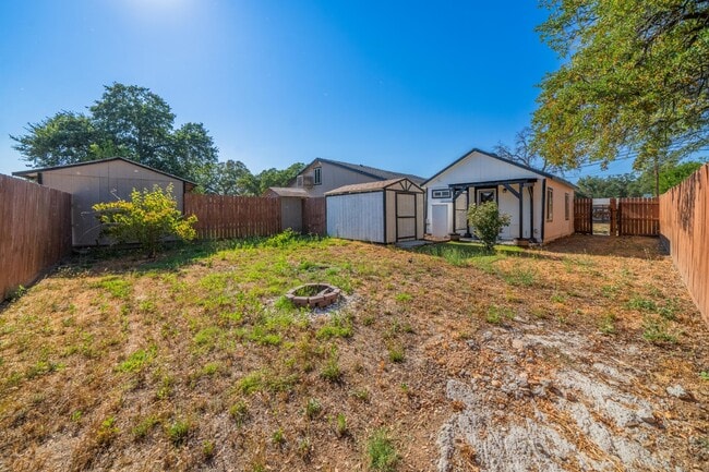 Building Photo - Adorable Studio Apt in Cottonwood - Dog Friendly! Available NOW!