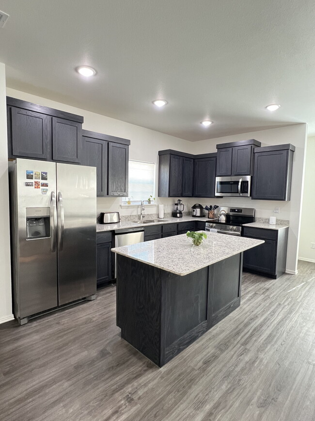 Building Photo - 1018 S Benchmark Ln