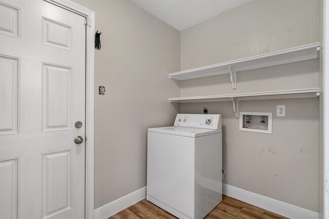 Building Photo - 25519 Many Oak Dr