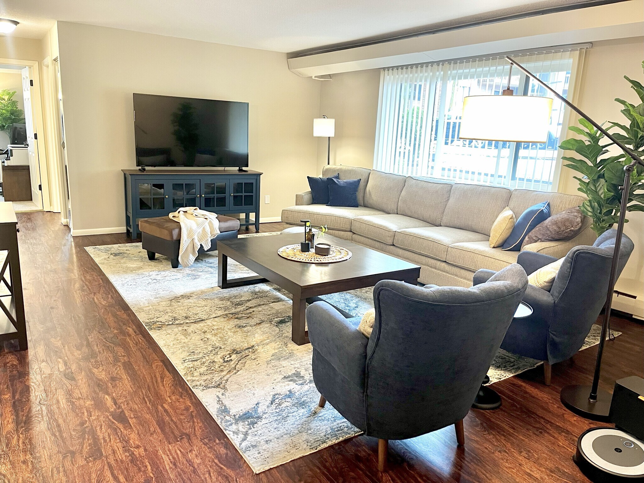 Spacious living room - 5420 Three Points Blvd