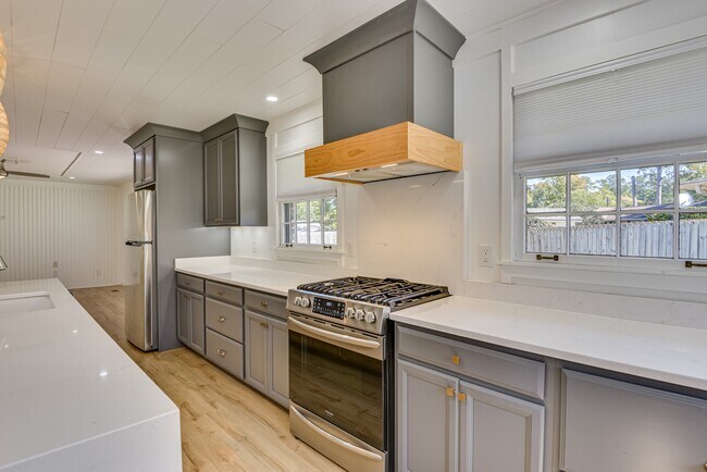 Building Photo - 3137 Edinburgh Dr