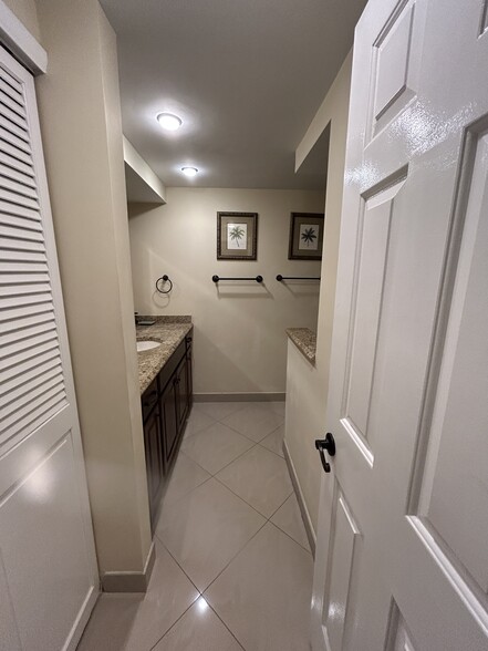 Large 2nd bathroom - 225 Deer Creek Blvd