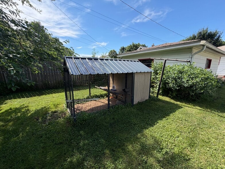 Building Photo - 2098 Sherwood Ave