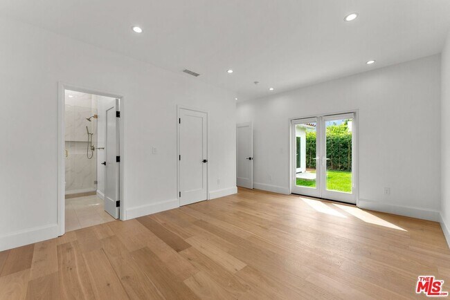 Building Photo - 9005 Rosewood Ave