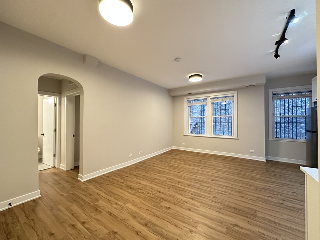 Building Photo - 661 W Wrightwood Ave