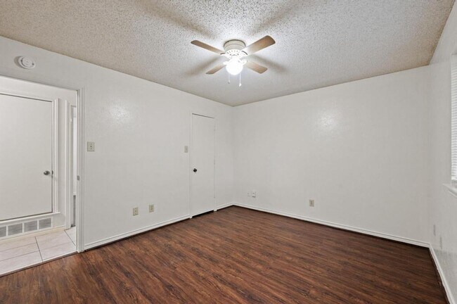 Building Photo - 504 Warbler Dr