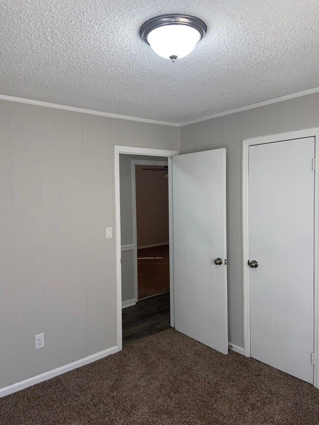 Building Photo - 600 20th Ct NE Center Point, AL 35215