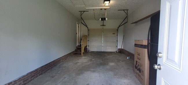 Building Photo - Clean 3 bedrooms, 2 baths, single garage w/remote control, and fenced yard!!