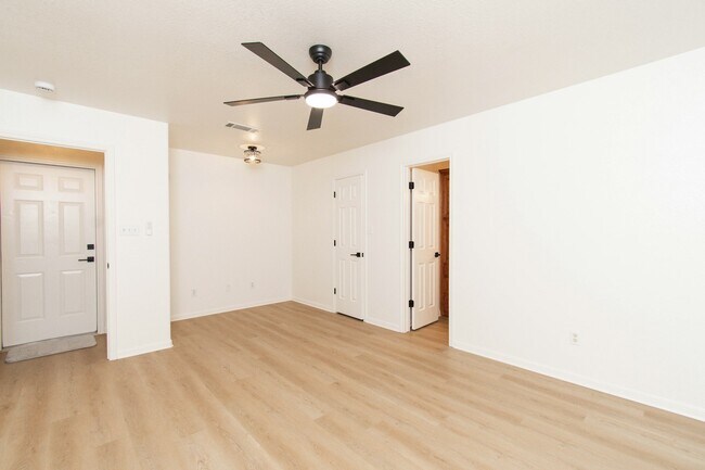 Building Photo - 2 Willow Ct