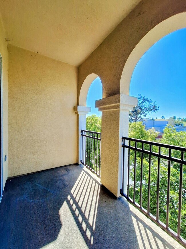Building Photo - Beautiful 2bd Condo In Gated Community With Pool, Gym, and In-unit Laundry!