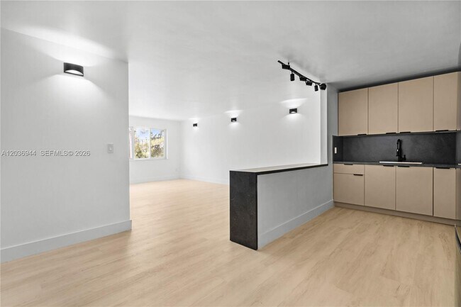 Building Photo - 14840 Naranja Lakes Blvd