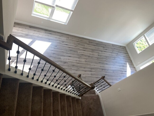 Building Photo - End Unit Townhome in Lebanon / 3 Spacious Bedrooms / Loft Area / 1 Car Garage / Back Patio