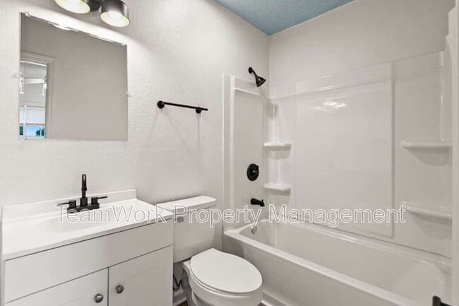 Building Photo - 3027 Azalea Dr
