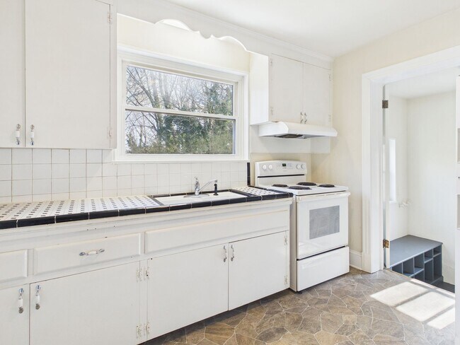 Building Photo - 1815 Powell Rd